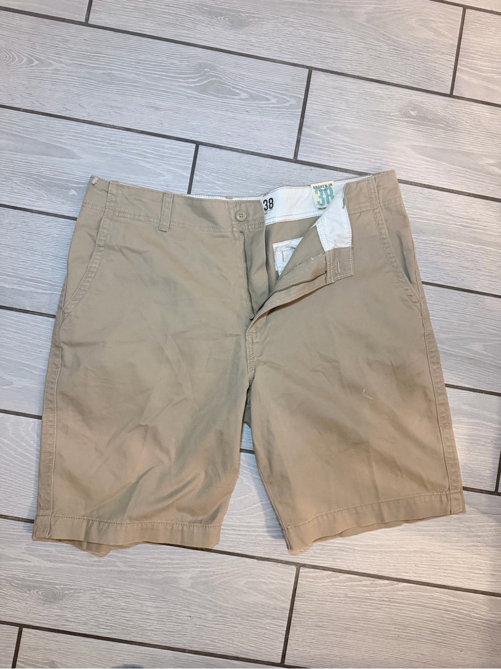 Old navy Men's Khaki Casual Shorts - size 38 - Picture 2 of 4